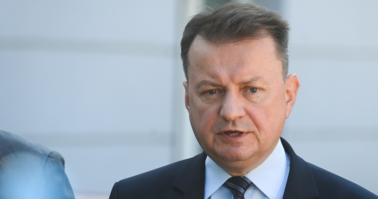 „Nie chcemy, żeby Polska zmieniła się w piekło”. Błaszczak broni spotu o migrantach