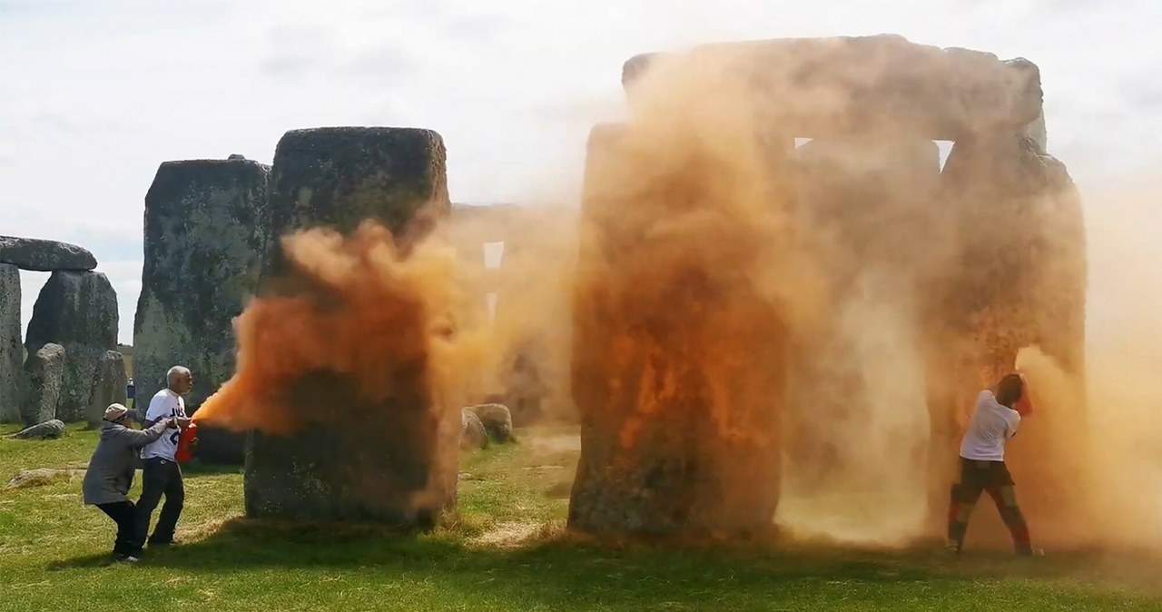 Atak ekoaktywistów. Stonehenge oblane pomarańczową farbą