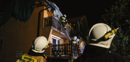 Potężne burze i nawałnice nad Polską. Zerwane dachy, połamane drzewa