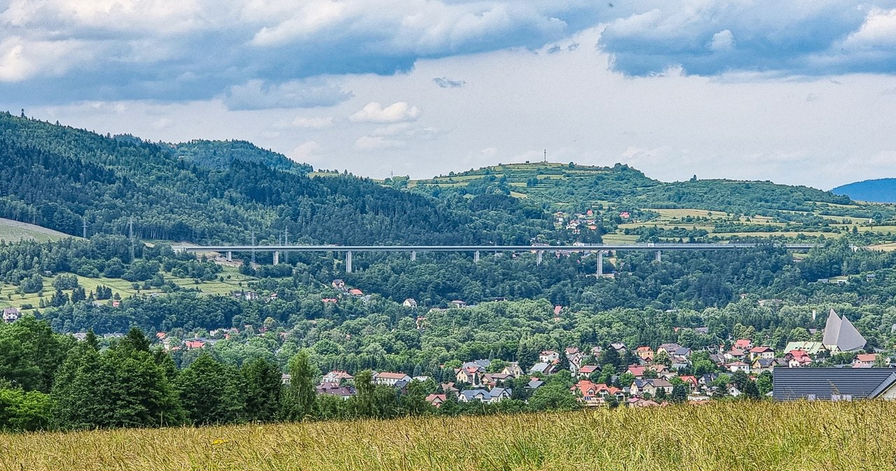Potężne estakady i spektakularne tunele. Taka droga powstaje w Beskidach [ZDJĘCIA i FILMY]