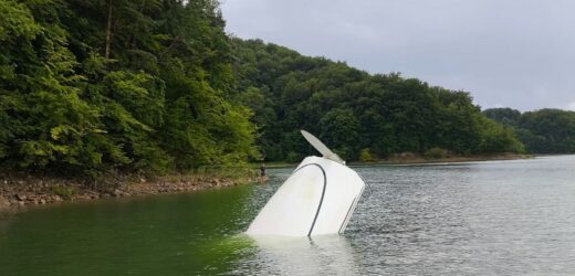 Silny wiatr wywrócił 9 jachtów podczas regat. Jedna osoba trafiła do szpitala