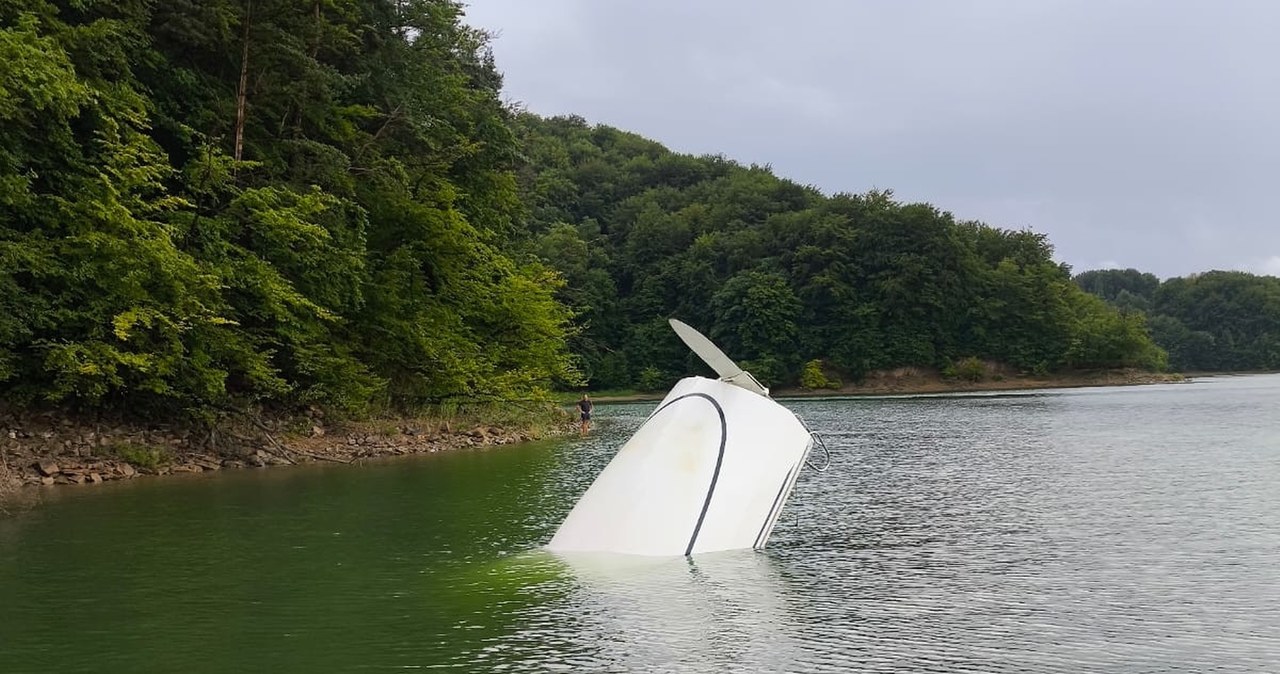 Silny wiatr wywrócił 9 jachtów podczas regat. Jedna osoba trafiła do szpitala