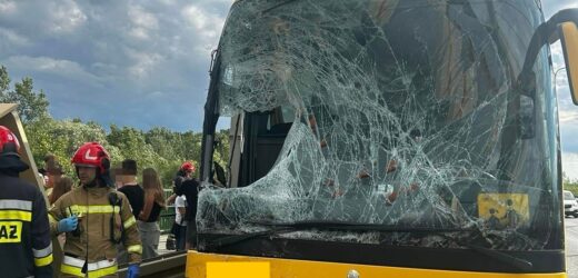 Ośmioro dzieci poszkodowanych po zderzeniu autokaru i busa w Warszawie