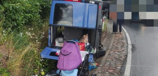 Bus z 9-osobową rodziną wjechał do rowu