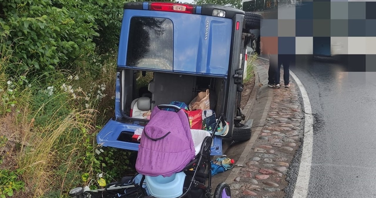 Bus z 9-osobową rodziną wjechał do rowu