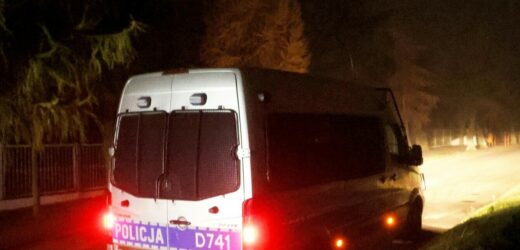 Zasnął za kierownicą na skrzyżowaniu. Wydmuchał dwa promile