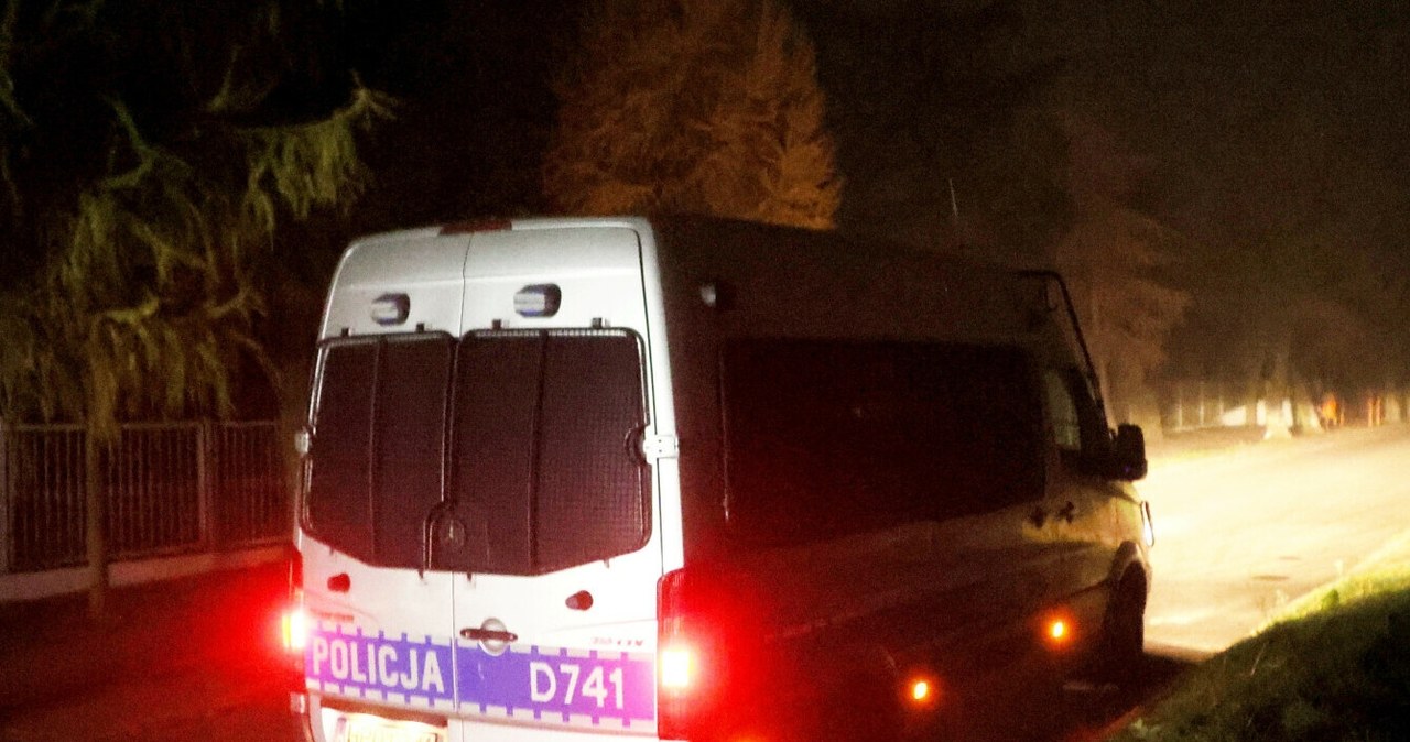 Zasnął za kierownicą na skrzyżowaniu. Wydmuchał dwa promile