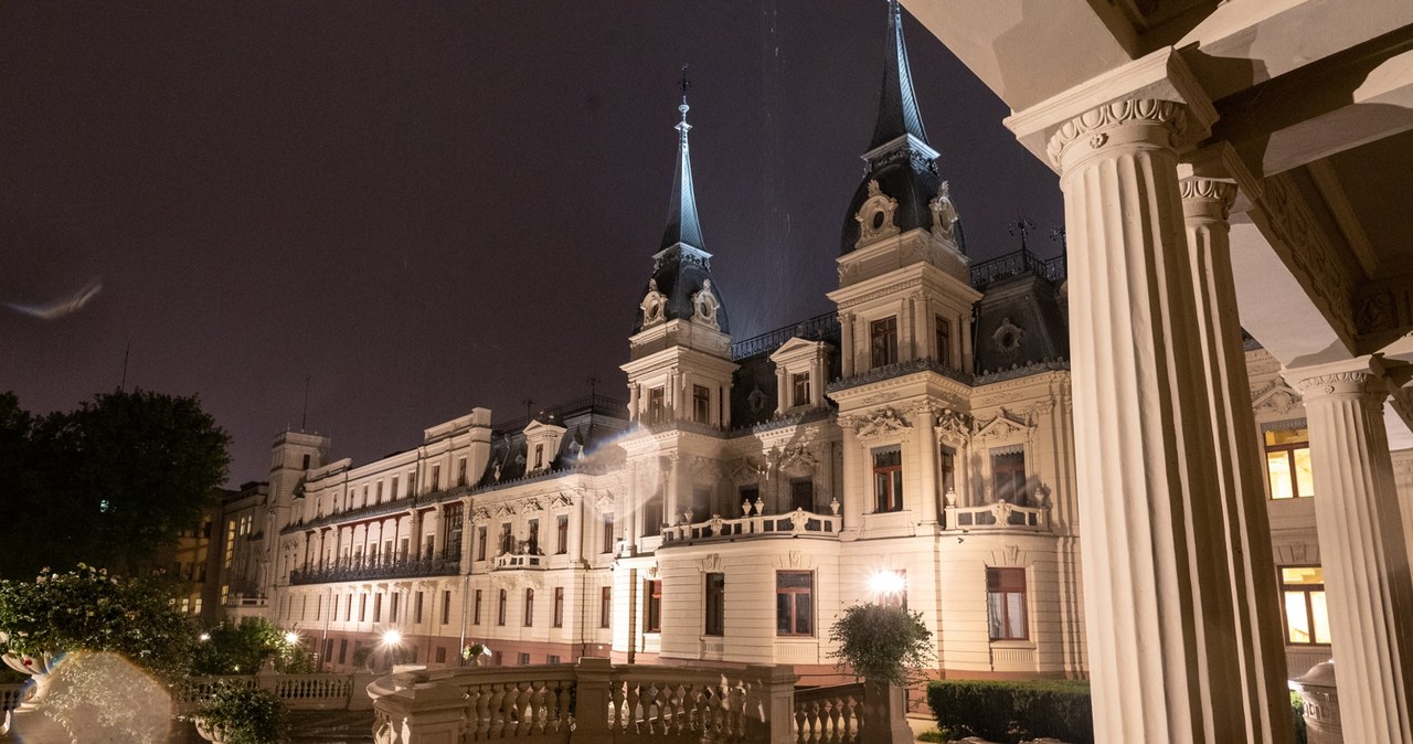 ​Łódzki Luwr i jego ogród wieczorową porą. Letnie spacery i oprowadzania w Muzeum Miasta Łodzi