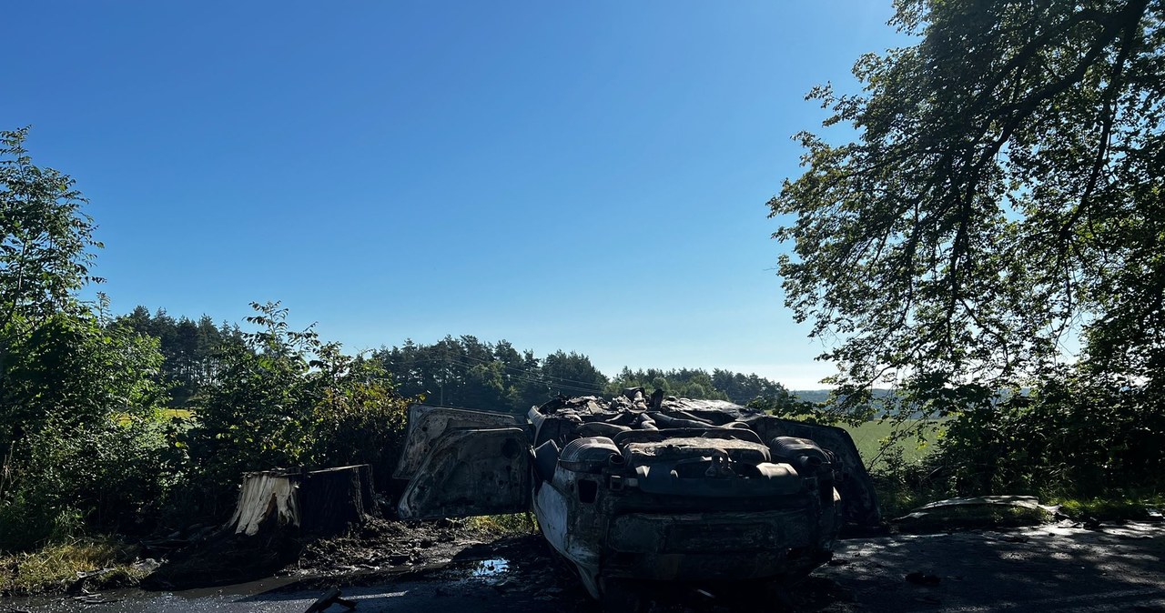 Auto w płomieniach, dwie osoby zginęły. Tragiczny wypadek pod Kościerzyną