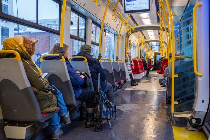 Czy można jeść w tramwaju i autobusie miejskim? Prawo mówi jasno