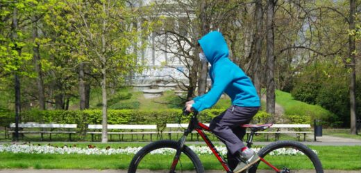 6-latek na rowerze wyjechał na jezdnię. Potrącił go samochód