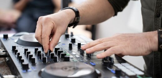 Zapraszał dziewczynki za konsolę i je molestował. Areszt dla 46-letniego DJ-a