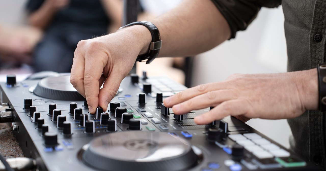 Zapraszał dziewczynki za konsolę i je molestował. Areszt dla 46-letniego DJ-a
