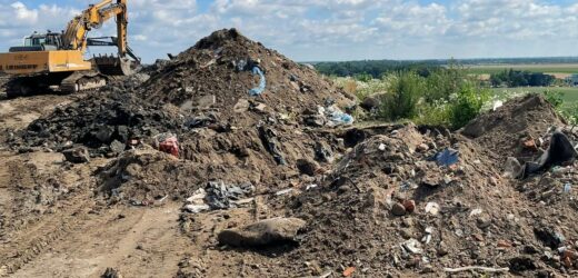 Zakopywali śmieci na prywatnym lotnisku. W Wielkopolsce zatrzymano 9 osób