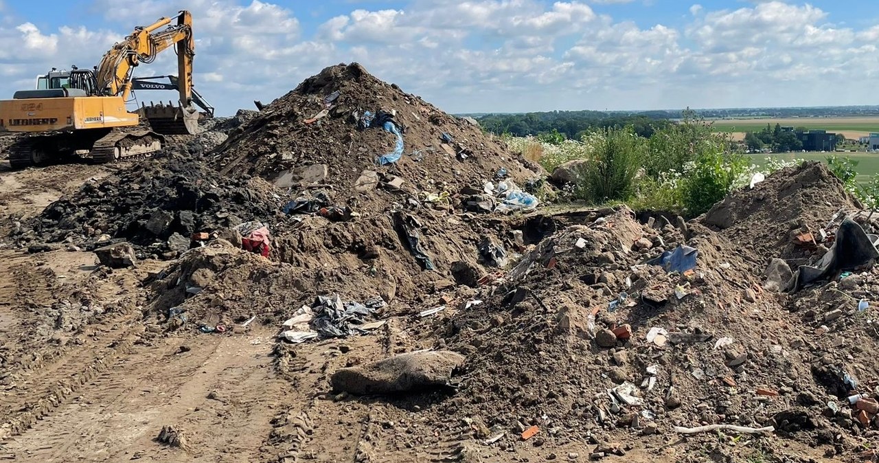Zakopywali śmieci na prywatnym lotnisku. W Wielkopolsce zatrzymano 9 osób