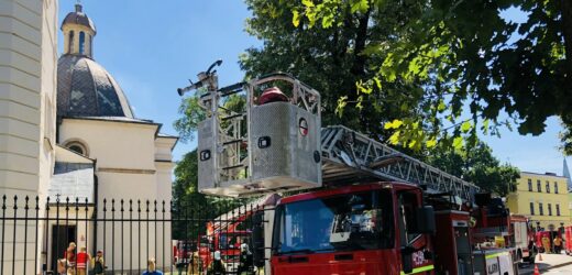 Pożar dachu katedry w Łowiczu, czyli ćwiczenia straży pożarnej w Łódzkiem [ZDJĘCIA]
