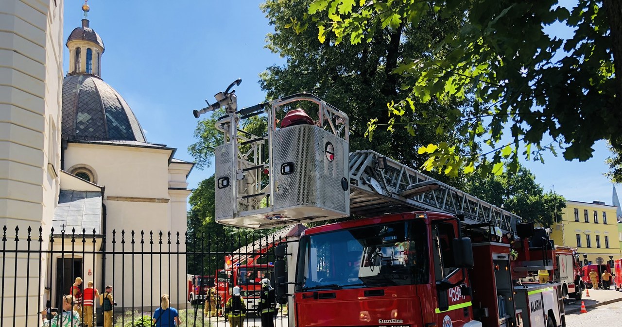 Pożar dachu katedry w Łowiczu, czyli ćwiczenia straży pożarnej w Łódzkiem [ZDJĘCIA]