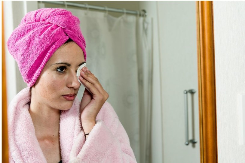 Miejsce, gdzie skóra starzeje się sześć razy szybciej. Mało kto pamięta, aby o nie zadbać