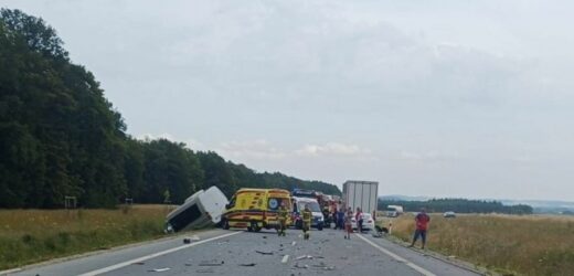 Wypadek busa z dziećmi na Opolszczyźnie. Jedna osoba nie żyje