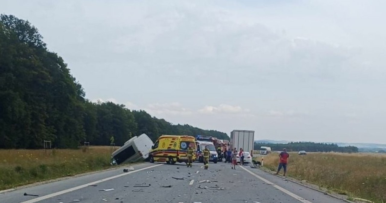 Wypadek busa z dziećmi na Opolszczyźnie. Jedna osoba nie żyje