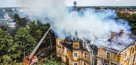Ogromny pożar zabytkowego pałacu w Jelczu-Laskowicach. Ogień opanowany