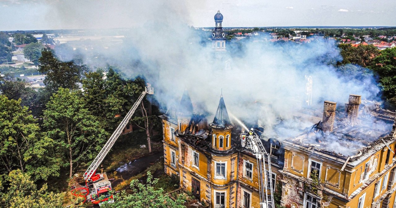 Ogromny pożar zabytkowego pałacu w Jelczu-Laskowicach. Ogień opanowany