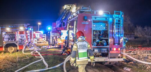 Dwie duże hale produkcyjne spłonęły w Klonowie