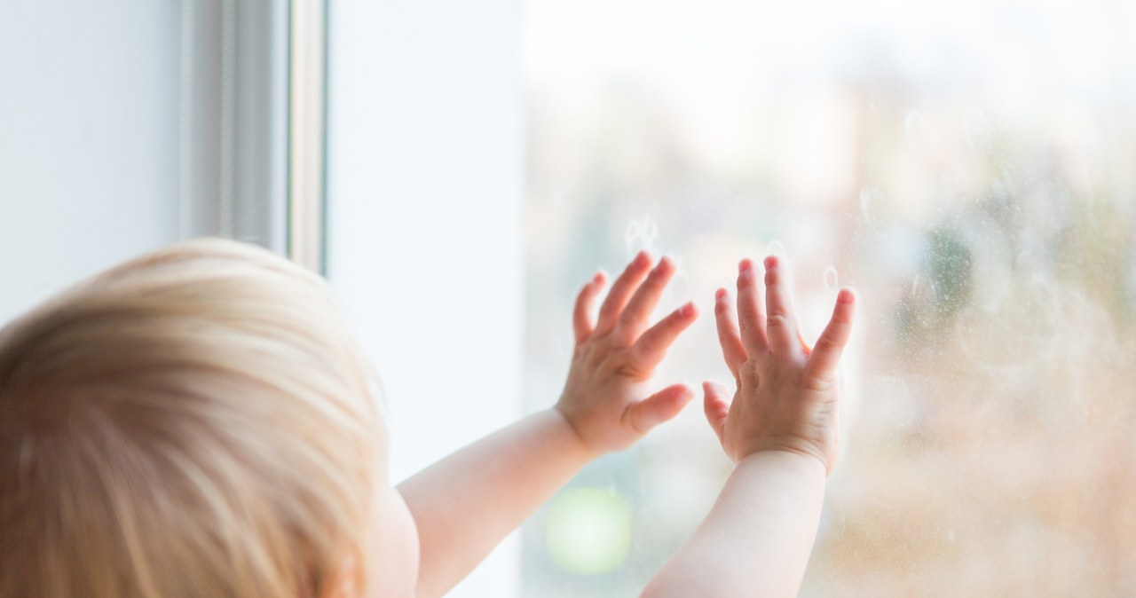 Dwuletnia dziewczynka wypadła z okna, jej stan jest ciężki