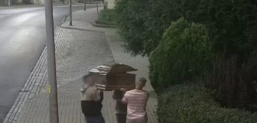 Postawili trumnę koło śpiącego kolegi. To miał być żart