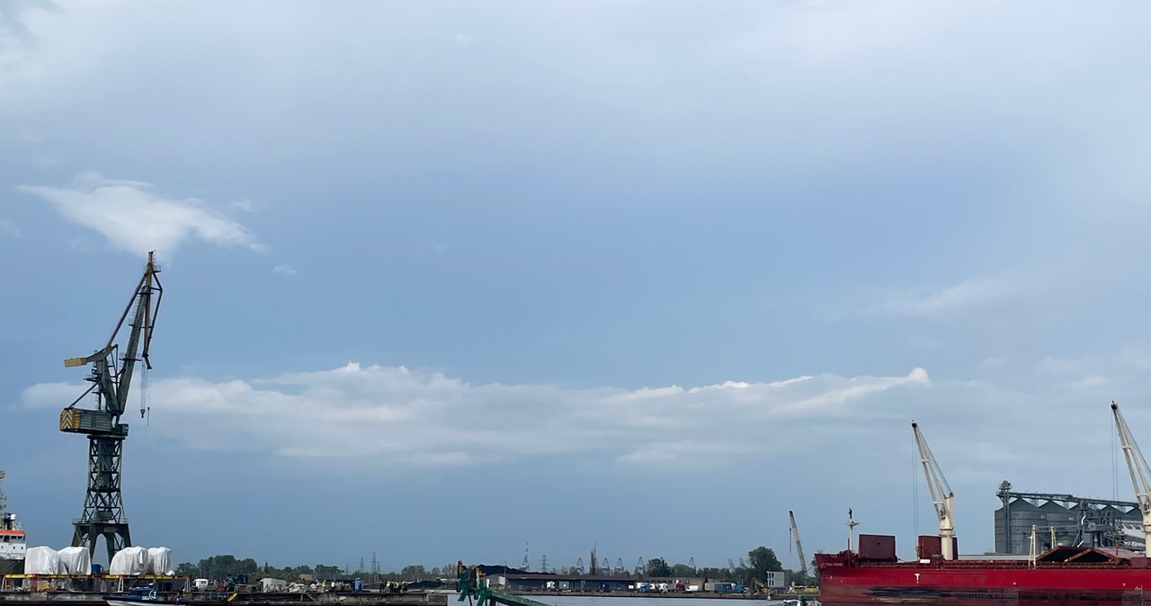 Gdańsk: Wichura przewróciła dźwig stoczniowy