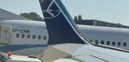 Incydent na Lotnisku Chopina. Operator schodów uszkodził skrzydło samolotu