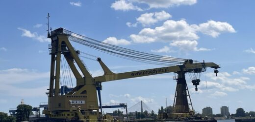 Spektakularna akcja podnoszenia dźwigu, który wpadł do Kanału Kaszubskiego
