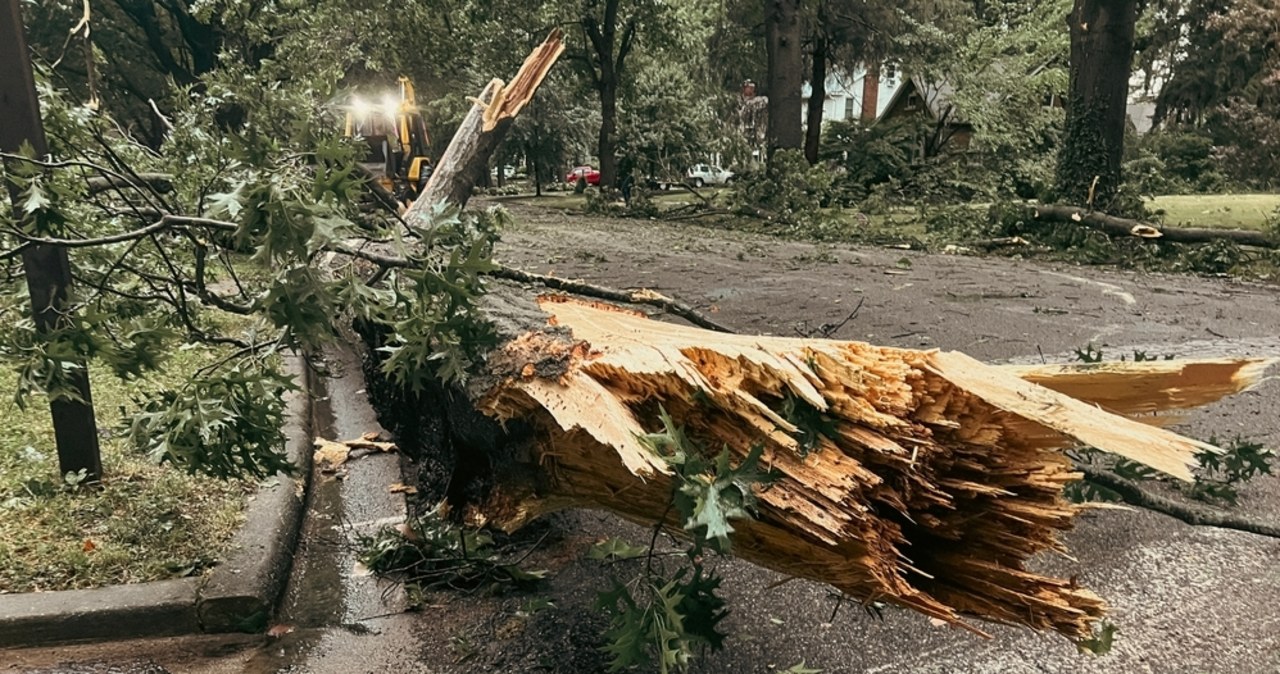 Zerwane dachy i połamane drzewa. Nad Polską przeszły potężne burze