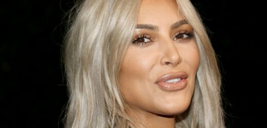 Ulubiony kosmetyk wizażystów Kardashianek. Podkreśla kości policzkowe, wysmukla twarz