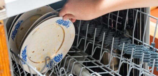Folia aluminiowa w zmywarce do naczyń? Spróbuj, a nie pożałujesz