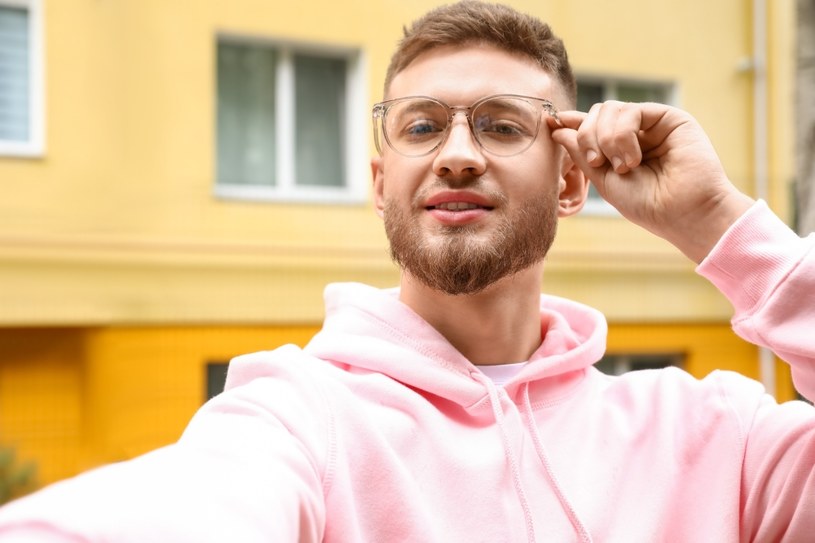 Pewny siebie i elokwentny – sprawdź, jak może mieć na imię ten mężczyzna!