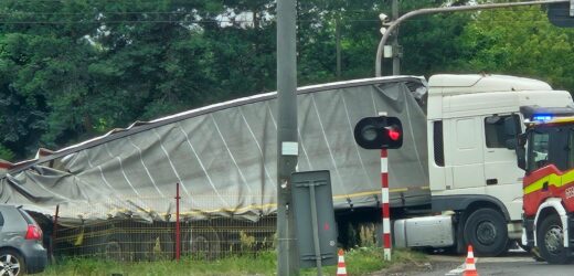 Groźny wypadek na przejeździe kolejowym koło Warszawy. Zginął maszynista