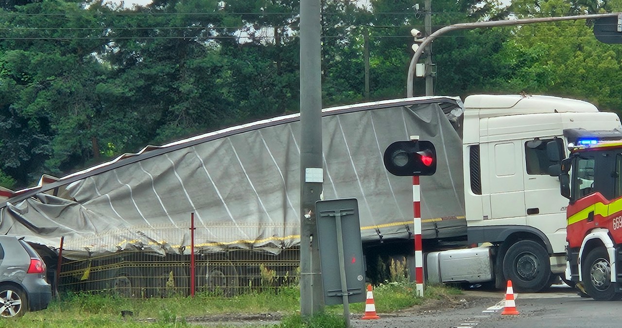 Groźny wypadek na przejeździe kolejowym koło Warszawy. Duże utrudnienia