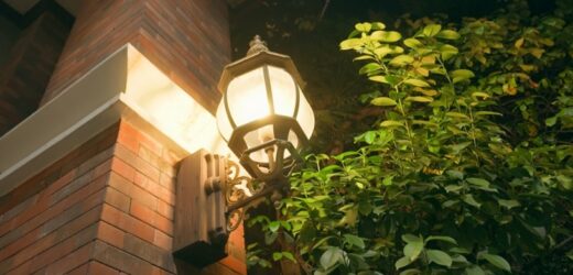 Lampa od sąsiada przeszkadza ci spać? W rozmowie powołaj się na jeden przepis