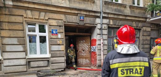 Pożar kamienicy w Łodzi. Do szpitala trafił 3-latek