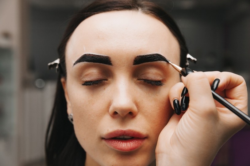Henna albo kredka na brwi? Zapomnij! Ten trik podkreśli je na długo