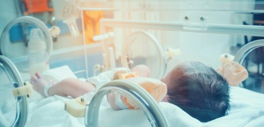 Trzymiesięczny chłopczyk z urazem mózgu. Ojciec był dwa razy karany