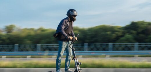 Pijany mężczyzna na hulajnodze jechał autostradą pod prąd