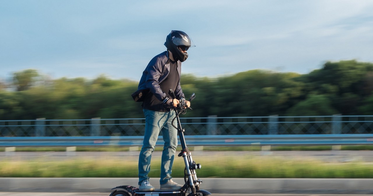 Pijany mężczyzna na hulajnodze jechał autostradą pod prąd