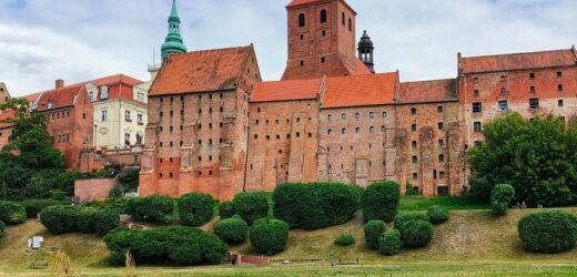 Polska na własne oczy: Obowiązkowy przystanek w drodze nad morze. Miasto z ułańską fantazją