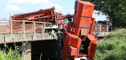 Kombajn spadł z mostu do rzeki. Prowadzący był zakleszczony