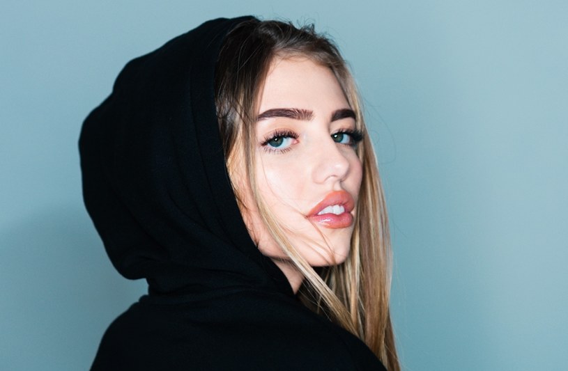 Modna szminka na lato. Kolor, który nigdy nie wychodzi z mody, pasuje do każdej karnacji