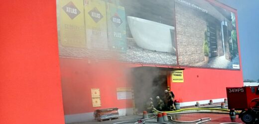 Pożar marketu budowalnego w Krośnie. Akcję utrudnia wysoka temperatura i gęsty dym