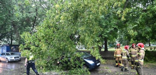 Burze i nawałnice nad Polską. Strażak porażony piorunem, poszukiwany kajakarz