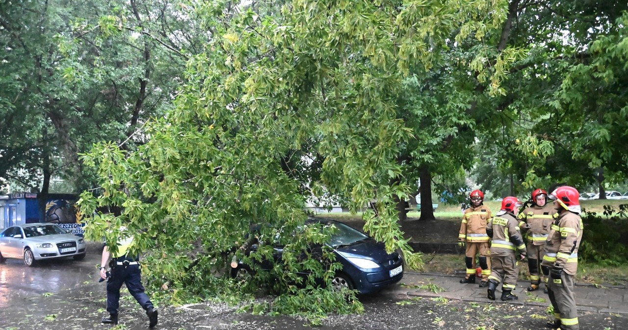 Burze i nawałnice nad Polską. Strażak porażony piorunem, poszukiwany kajakarz